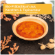 Bio-prebiotische Mischung aus Bio-Möhren und Topinambur in einer Holzschüssel, mit dekorativen Trockenblumen auf einer dunklen Oberfläche.