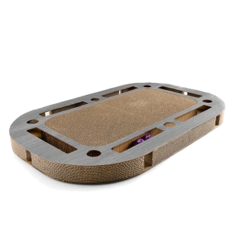 Ein moderner Kratzpad für Katzen mit einer gewellten Pappe-Oberfläche und einem eleganten Metallrahmen, mit Öffnungen für versteckte Spielzeuge.