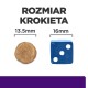 Obrazek porównujący rozmiar krokieta karmy dla zwierząt (13,5 mm) obok niebieskiej kostki (16 mm), z tekstem "ROZMIAR KROKIETA" powyżej.