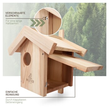 Holzvogelhaus mit einem schrägen Dach, mit einem runden Eingang, Schraubelementen für Haltbarkeit und einer klappbaren Seite für einfache Reinigung.
