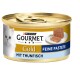 Een blikje Purina Gourmet Gold kattenvoer met een witte kat op het etiket, gelabeld 'Feine Paste' en 'Mit Thunfisch.'