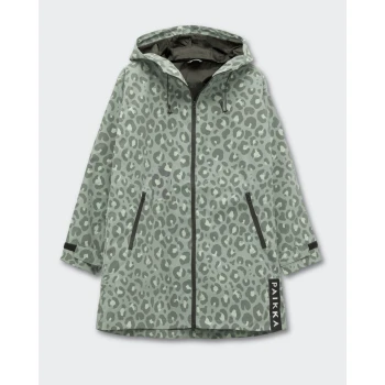 Ein grüner Regenmantel mit Leopardenmuster und Kapuze, mit Reißverschlusstaschen und dem Markennamen 'PAIKKA' an der Seite.