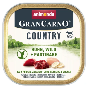 Eine Dose Animonda GranCarno Country Hundefutter mit "Huhn, Wild + Pastinake" (Huhn, Wild und Pastinake) vor einem malerischen grünen Hintergrund.