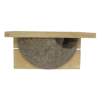 Ein hölzernes Haustierheim mit einem abgerundeten, strukturierten Eingang, entworfen für kleine Tiere, um einen gemütlichen Versteckplatz zu bieten.