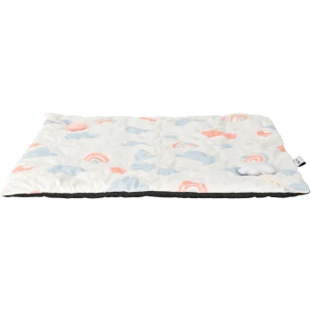 Ein weiches Haustierbett mit einem gesteppten Design, das pastellfarbene Wolken und Regenbögen zeigt, begleitet von einem kleinen Plüschmausspielzeug.