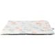 Un lit pour animaux doux avec un design matelassé présentant des nuages pastel et des arcs-en-ciel, accompagné d'un petit jouet en peluche en forme de souris.