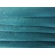 Teal Samtstoff, in Lagen gefaltet, zeigt eine weiche Textur und eine reiche Farbe.
