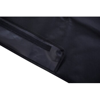 Nahaufnahme einer Ecke eines schwarzen Haustierträgers oder einer Matte mit Klettverschluss und verstärkter Randnaht.