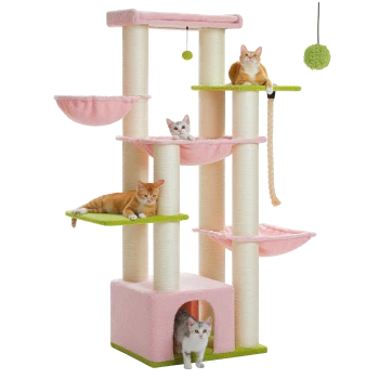 Ein mehrstöckiger Katzenbaum mit rosa und grünen Akzenten, mit vier entspannten Katzen: zwei orangefarbene Tabby-Katzen, eine graue Tabby-Katze und eine grau-weiße Katze.