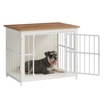 Kleiner grauer Schnauzer liegt in offener weißer Metall-Hundebox mit Holzdeckel, Vordertür weit geöffnet