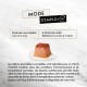 Pâté humide pour chat sur assiette avec instructions d'alimentation en français visibles : « MODE D'EMPLOI », « Pour un chat adulte ≈4 kg » et « 5 pots par jour »