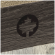 Nahaufnahme eines schwarzen Holz-Kratzbaums für Katzen mit einem ausgeschnittenen Ahornblatt-Logo und einer strukturierten Kratzfläche darüber.