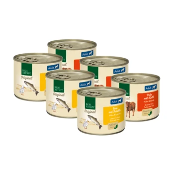 Fünf Dosen Haustierfutter mit der Aufschrift 'Real Nature Original' für Erwachsene, mit Geschmacksrichtungen wie Fisch, Ente und Truthahn und sichtbaren Zutaten.