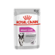 Royal Canin Relax Care Hundefutterbeutel, 85g, mit einer Illustration eines Französischen Bulldogs, mit Text in Englisch, Französisch, Deutsch und Russisch.