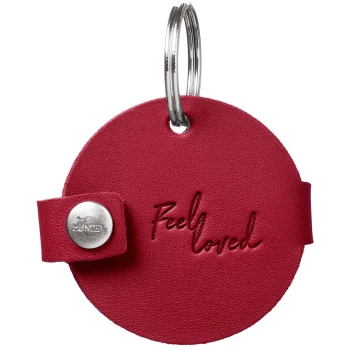 Roter runder Lederanhänger für Haustiere an einem Metall-Schlüsselring, mit 'Feel loved' geprägt und einem kleinen Metall-Druckknopf.