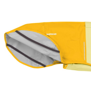 Gelbe Hundejacke mit grauem Futter und schwarzen Riemen, mit dem Logo "RUFFWEAR" an der Seite.