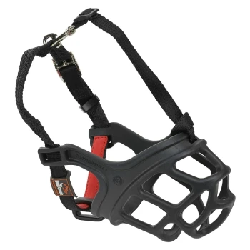 Maulkorb Protect M Schwarze Hundemaske mit einem Netzdesign und verstellbaren Riemen, mit einem roten Akzent und einem Metallclip für eine sichere Befestigung.
