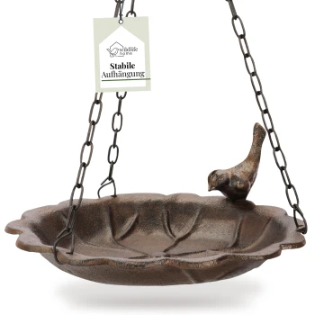 Hängendes Vogelbad mit einer dekorativen Vogelfigur, mit gewelltem Rand und einem Etikett, das "Stabile Aufhängung" von Wildlife Home liest.
