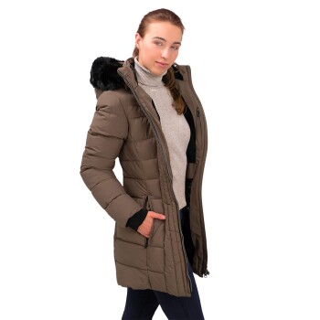 Eine Frau trägt einen stilvollen braunen Daunenmantel mit einer mit Pelz gefütterten Kapuze, kombiniert mit einem leichten Pullover und dunklen Jeans, steht seitlich.