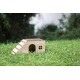 Ein kleines Holzhaustierhaus mit einem schrägen Dach und einer Leiter, auf grünem Gras platziert, mit einem runden Eingang und einem Fenster.