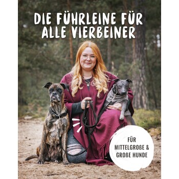 Eine Frau in einem kastanienbraunen Poncho sitzt draußen mit zwei Hunden und einer Hundeleine. Text: 'Die Führleine für alle Vierbeiner' und 'Für mittelgroße & große Hunde.'