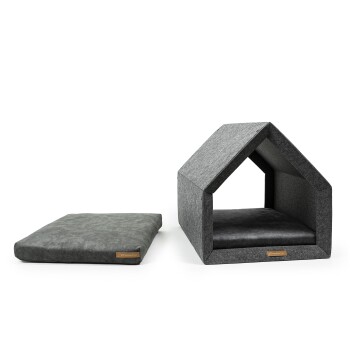 Ein stilvolles graues Haustierbett-Set mit einer gemütlichen, hausförmigen Struktur und einem flachen Kissen, beide aus weichem Stoff gefertigt.