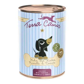 Une boîte de nourriture pour chien Terra Canis avec un dessin de teckel sur un fond rayé bleu clair, étiquetée "Poulet avec citrouille, camomille & tomate."