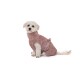 Ein flauschiger Hund trägt einen weichen, rosa Handtuch-Haustiermantel mit einer Schleife an der Seite, im Profil vor einem weißen Hintergrund sitzend.