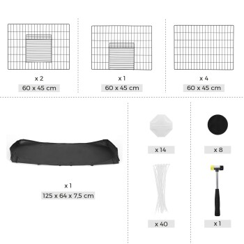 Komponenten eines Haustiergehege-Kits, einschließlich Gitter, Verbindungsstücke, einer schwarzen Abdeckung, Kabelbindern und einem Hammer, mit beschrifteten Abmessungen.