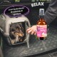 Eine Hand sprüht ein Entspannungsnebel mit der Aufschrift "RELAX buddy" mit Zutaten aus Zeder und Lavendel, während ein ruhiger Hund aus einer Transportbox schaut.