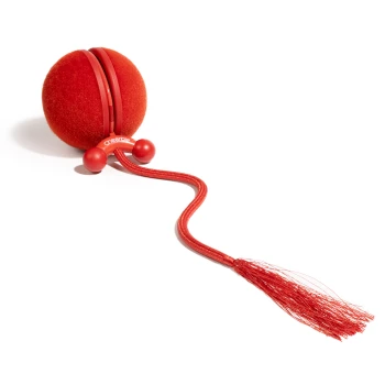 Roter flauschiger Haustierspielball mit befestigter geflochtener Schnur und Quaste, Verbindungsstück beschriftet mit 'cheerble'.
