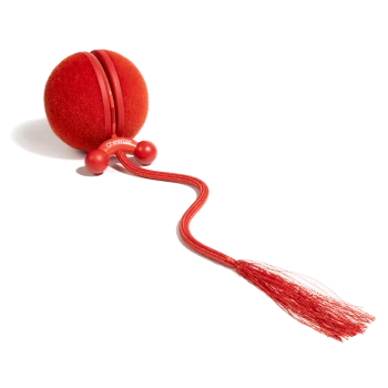 Roter flauschiger Haustierspielball mit befestigter geflochtener Schnur und Quaste, Verbindungsstück beschriftet mit 'cheerble'.