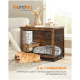 Gemütliches Wohnzimmer mit einem Französischen Bulldoggen auf einem Teppich neben einer 2-in-1 Haustierbox und Beistelltisch, mit orangefarbenem Text über seinen doppelten Zweck.