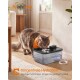 Getigerte Katze trägt ein orangefarbenes 'feandrea'-Halstuch und trinkt aus einem Feandrea-Tierbrunnen; sichtbarer Text 'feandrea' und 'Sorgenfreie Hydration'.