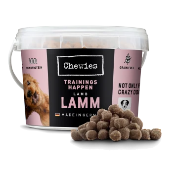Behälter mit Chewies Hundetraining Leckerlis, gekennzeichnet mit "Lamm," mit einem verspielten Hundebild, mit Text, der "Getreidefrei" und "Hergestellt in Deutschland" angibt.