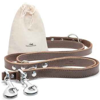 Hundeleine aus zertifiziertem Leder 2m, verstellbar dunkelbraun 1,6 cm Braune Leder-Hundeleine mit silbernen Verschlüssen, begleitet von einem beigen Kordelzugbeutel mit dem Label 'FREUDENTIER'.