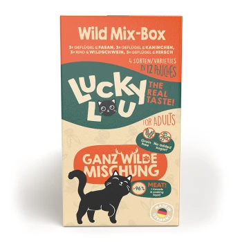 Nassfutter Katze Adult Wild Mix-Box 12x125 g Lucky Lou Wild Mix-Box für erwachsene Katzen, mit einer schwarzen Katze und Text: "Getreidefrei," "Kein Zuckerzusatz," "96% Fleisch."