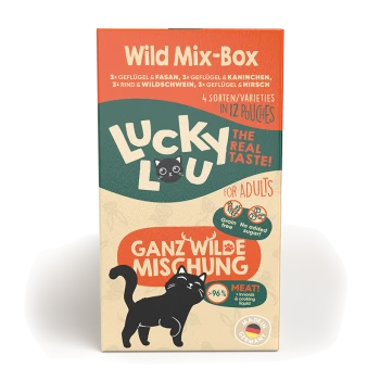 Lucky Lou Wild Mix-Box für erwachsene Katzen, mit einer schwarzen Katze und Text: "Getreidefrei," "Kein Zuckerzusatz," "96% Fleisch."