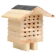Holzinsektenhotel mit schrägem Dach, mit mehreren Löchern und Fächern für einsame Bienen und nützliche Insekten.