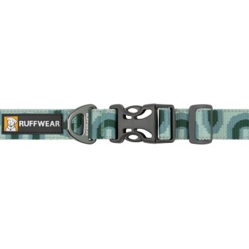 Ruffwear Hundehalsband in einem grünen und blauen Camouflage-Muster, mit einer schwarzen Schnalle und einem Logo-Patch.