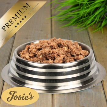 Premium-Hundefutter in einer Edelstahlschüssel, beschriftet mit 'Josie's', mit einer strukturierten, fleischigen Erscheinung.