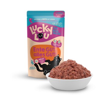 Eine Tüte Lucky Lou Katzenfutter mit Geflügel und Ente mit Kürbis, beschriftet mit "Ente GUT, alles GUT!" neben einer Schüssel mit feuchtem Katzenfutter.