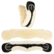 Ein flauschiger, cremefarbener Pferdegurt mit schwarzen Riemen und Metallverschlüssen, aus mehreren Winkeln präsentiert.