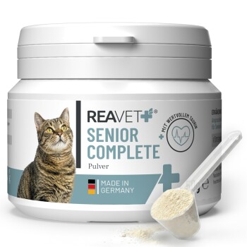 Behälter mit REAVET Senior Complete Pulver für Katzen, mit einem Bild einer getigerten Katze, beschriftet mit "Pulver," 50g, und "Hergestellt in Deutschland."