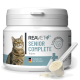 Behälter mit REAVET Senior Complete Pulver für Katzen, mit einem Bild einer getigerten Katze, beschriftet mit "Pulver," 50g, und "Hergestellt in Deutschland."