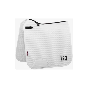 Weißes, gestepptes Sattelpad mit schwarzen Zahlen '123' und einem Logo, mit einem Klettverschluss und einem glatten Randdesign.