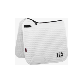 Weißes, gestepptes Sattelpad mit schwarzen Zahlen '123' und einem Logo, mit einem Klettverschluss und einem glatten Randdesign.