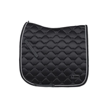 Schwarzes, gestepptes Sattelpad mit strukturiertem Rautenmuster und weißem Rand, mit einem Logetikett in der unteren rechten Ecke.