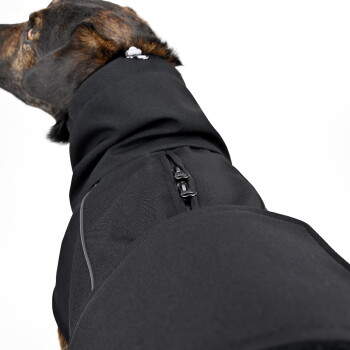 Schwarzer Thermofleece-Stoff mit dem Text "ACTIVE WEAR" und aufgelisteten Eigenschaften: weicher Griff, atmungsaktiv, wärmespeichernd, pillenfrei, langlebig.