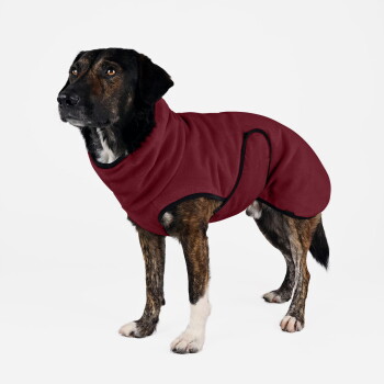 Nahaufnahme von weichem, strukturiertem burgunderrotem Fleece-Stoff, ideal für Haustierdecken oder Bettwäsche.